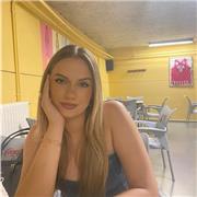 Soy una persona muy social, con muchas ganas tanto de enseñar cómo de aprender, pongo mucho entusiasmo y alegría en todo lo que hago y me encanta trabajar, me hace sentirme realizada conmigo misma. Además, me encanta el trato con niños y considero que sé